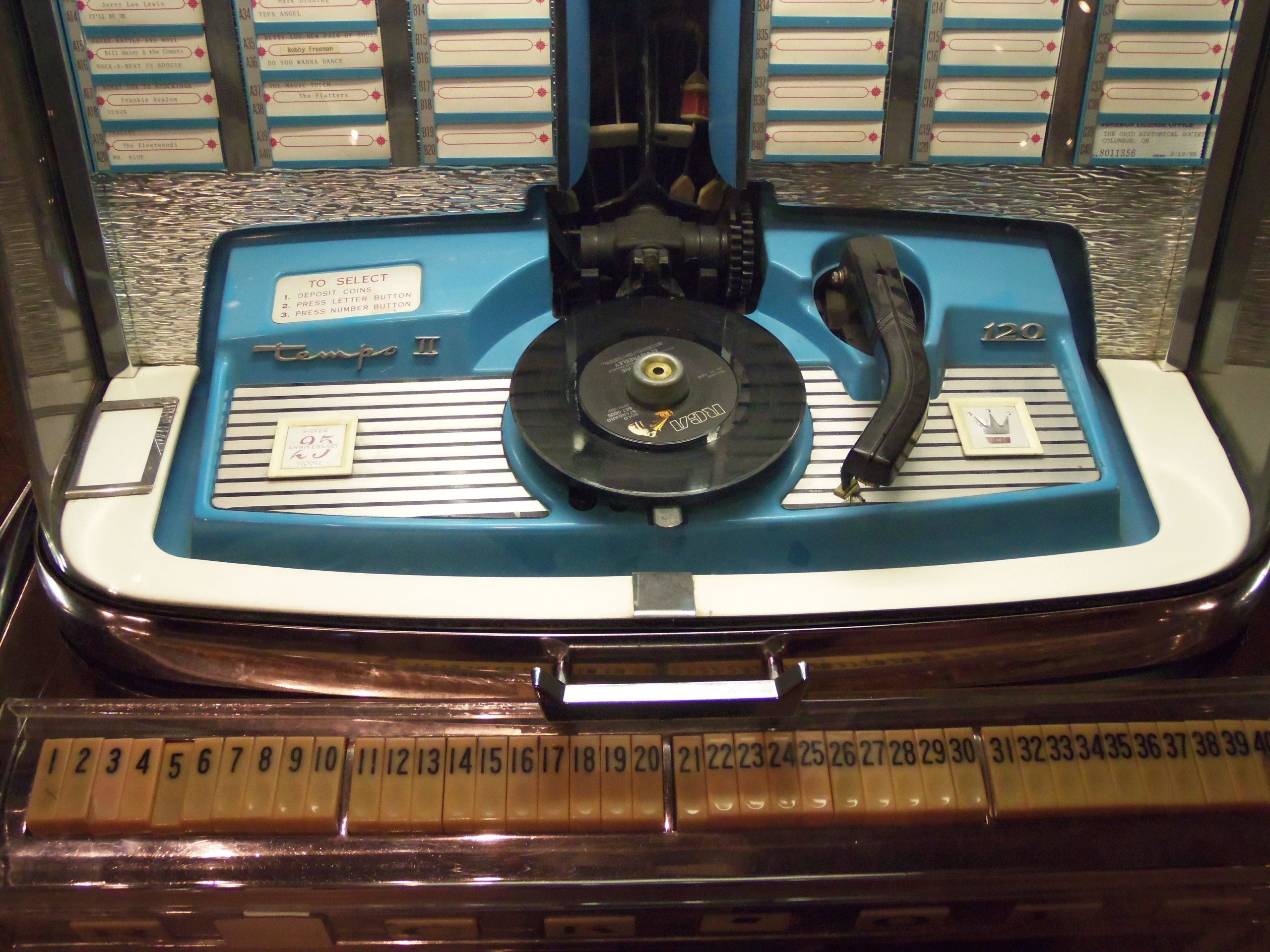 photo of old jukebox with turntable